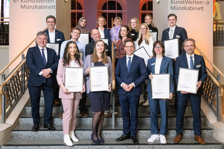 Niedersächsischer Wissenschaftspreis 2024: Die Preisträgerinnen und Preisträger mit Wissenschaftsminister Falko Mohrs und Staatssekretär Prof. Joachim Schachtner.