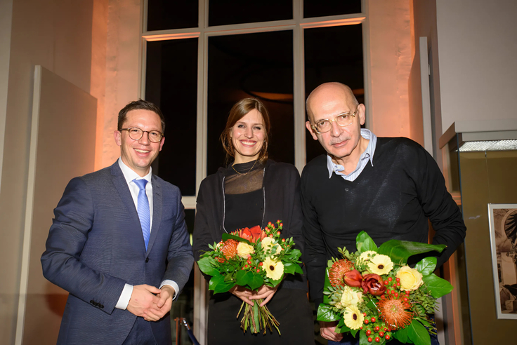 Niedersachsens Kulturminister Falko Mohrs (l.) hat den Autor Maxim Biller und die Autorin Charlotte Gneuß mit dem Niedersächsischen Literaturpreis 2024 ausgezeichnet.