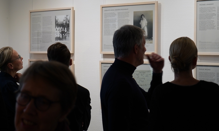 Wissenschafts- und Kulturminister Falko Mohrs und Innenministerin Daniela Behrens eröffneten die Installation im Foyer des MWK.