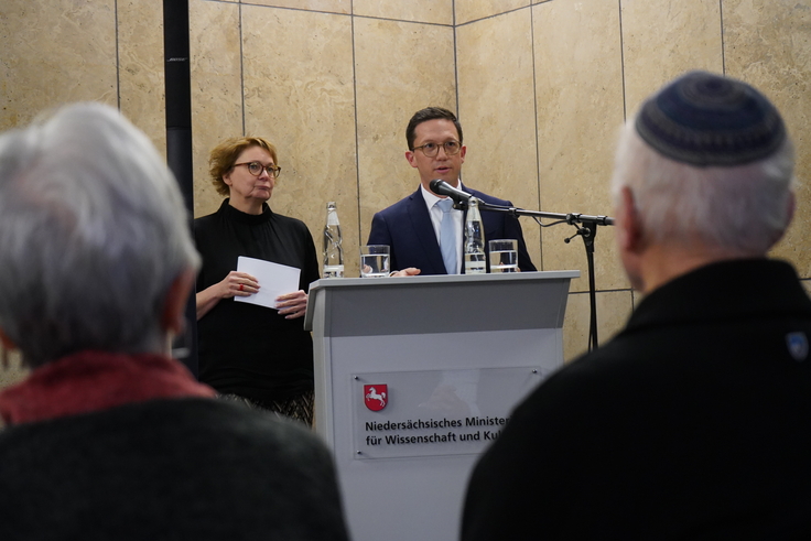 Wissenschafts- und Kulturminister Falko Mohrs und Innenministerin Daniela Behrens eröffneten die Installation im Foyer des MWK.