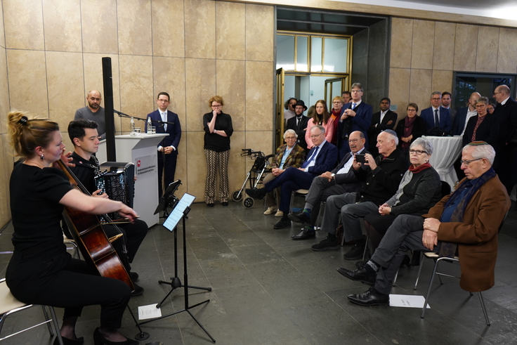 Wissenschafts- und Kulturminister Falko Mohrs und Innenministerin Daniela Behrens eröffneten die Installation im Foyer des MWK.