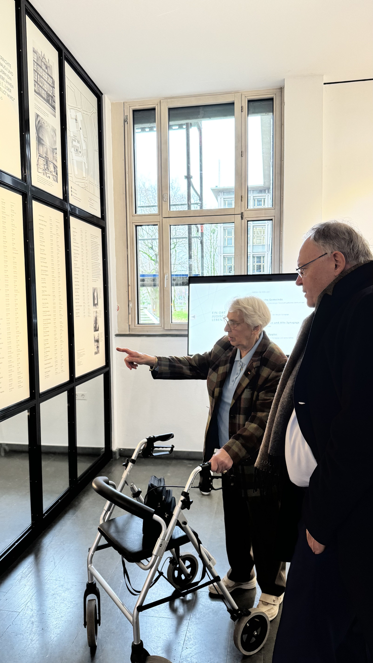 Wissenschafts- und Kulturminister Falko Mohrs und Innenministerin Daniela Behrens eröffneten die Installation im Foyer des MWK.