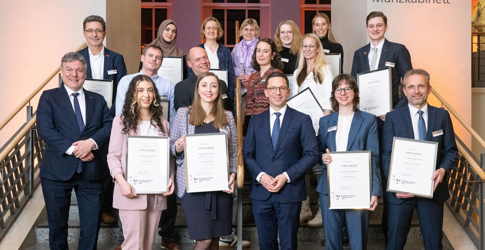 Niedersächsischer Wissenschaftspreis 2024: Die Preisträgerinnen und Preisträger mit Wissenschaftsminister Falko Mohrs und Staatssekretär Prof. Joachim Schachtner.