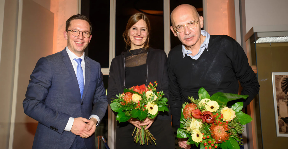 Niedersachsens Kulturminister Falko Mohrs (l.) hat den Autor Maxim Biller und die Autorin Charlotte Gneuß mit dem Niedersächsischen Literaturpreis 2024 ausgezeichnet.