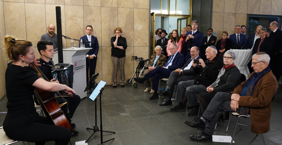 Wissenschafts- und Kulturminister Falko Mohrs und Innenministerin Daniela Behrens eröffneten die Installation im Foyer des MWK.