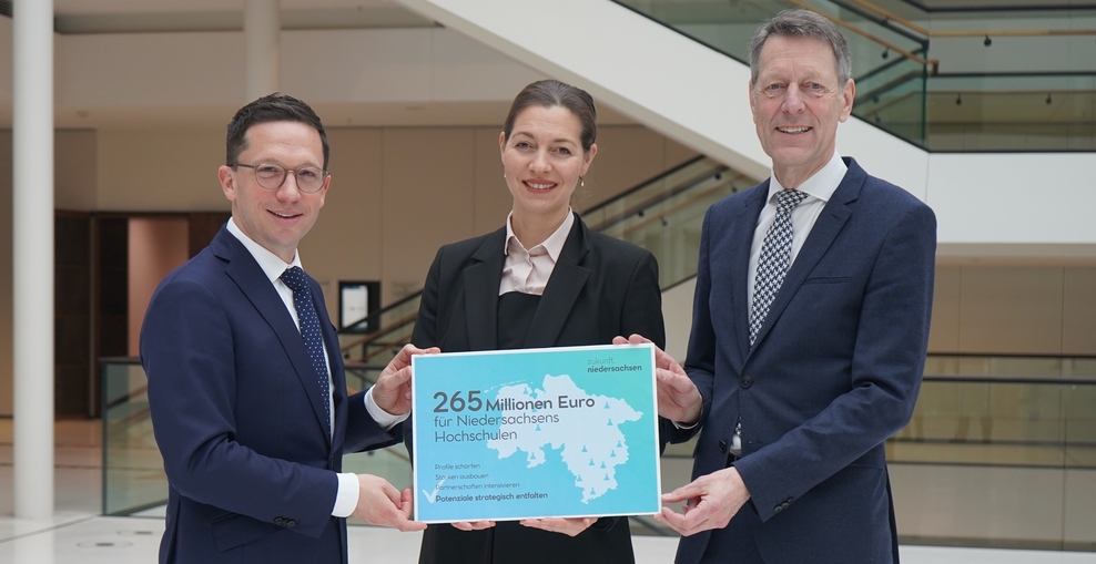 Falko Mohrs, Niedersachsens Wissenschaftsminister, Prof. Dr. Susanne Menzel-Riedl, Vorsitzende der Landeshochschulkonferenz Niedersachsen (LHK), und Dr. Georg Schütte, Generalsekretär der VolkswagenStiftung.